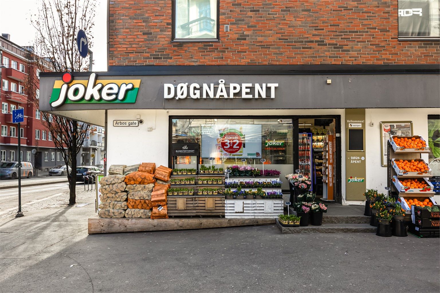 Joker ligger praktisk talt rett ved leiligheten og holder døgnåpent alle dager fra man-søn.