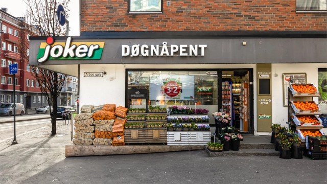 Joker ligger praktisk talt rett ved leiligheten og holder døgnåpent alle dager fra man-søn.