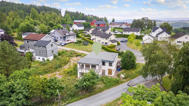 Nærmeste busstopp er bare et minutt unna, og tar deg bl.a. til Drammen sentrum.