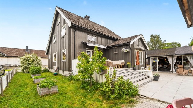 Velkommen til Averstadmoen 4A - Boligen har pent opparbeidet tomt med bl.a. plenarealer, diverse beplantning, frukt/bærbusker. (Foto: Morten Eriksen)