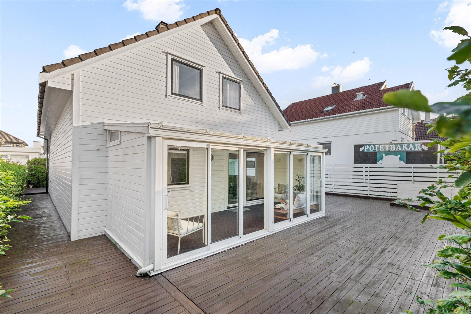 Stor terrasse med rikelig plass til utemøbler, sittegrupper og grill.