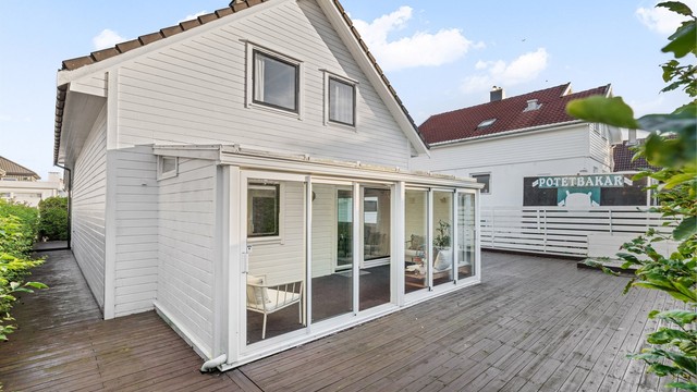 Stor terrasse med rikelig plass til utemøbler, sittegrupper og grill.