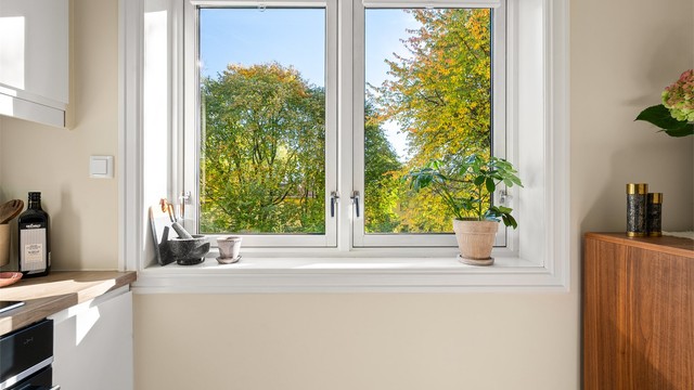 De dype vinduskarmene gir et sjarmerende uttrykk og har plass til pynt og grønne planter.
