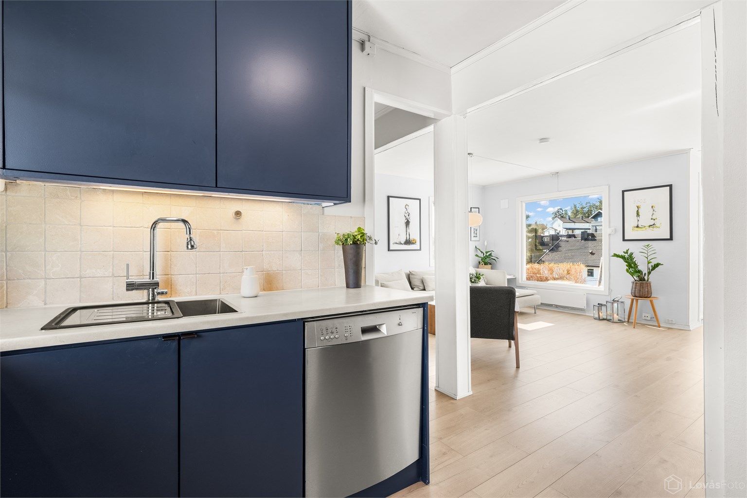 Kjøkkenet er utstyrt med innfelt oppvaskmaskin, nedfelt kjøkkenvask og komfyrvakt.