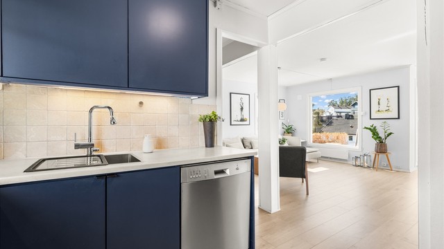 Kjøkkenet er utstyrt med innfelt oppvaskmaskin, nedfelt kjøkkenvask og komfyrvakt.