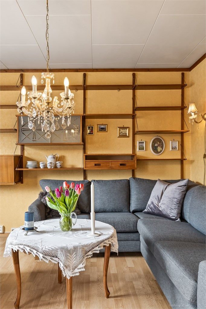 En plassbygd hylleløsning gir rikelig med oppbevaringsplass i stuen.