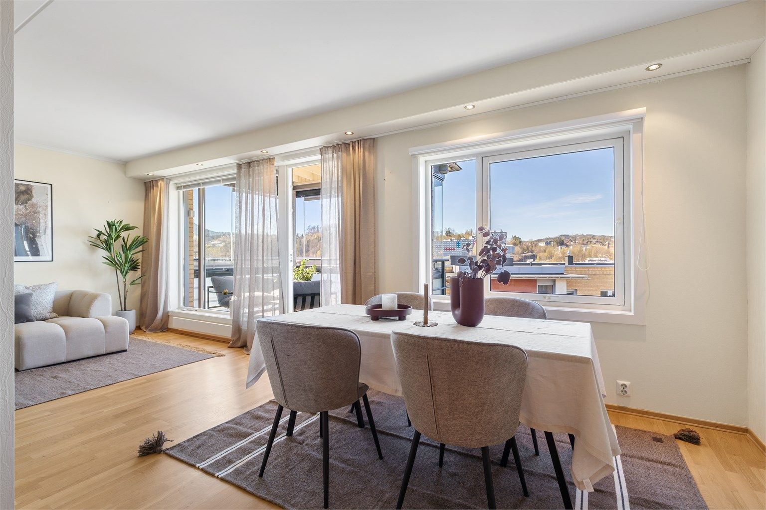 Den delvis åpne løsningen mellom stue, spisestue og kjøkken skaper en sosial atmosfære når man er med venner og familie.