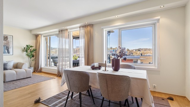 Den delvis åpne løsningen mellom stue, spisestue og kjøkken skaper en sosial atmosfære når man er med venner og familie.