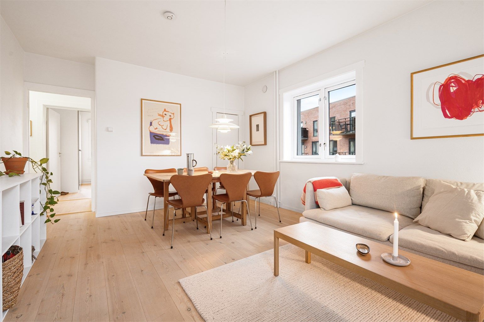 En lys og gjennomgående 2-roms endeleilighet med klassisk sjarm og en attraktiv beliggenhet på Torshov. 