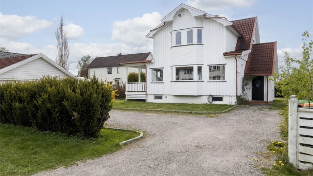 Grusbelagt oppkjørsel. Godt med parkeringsmuligheter.