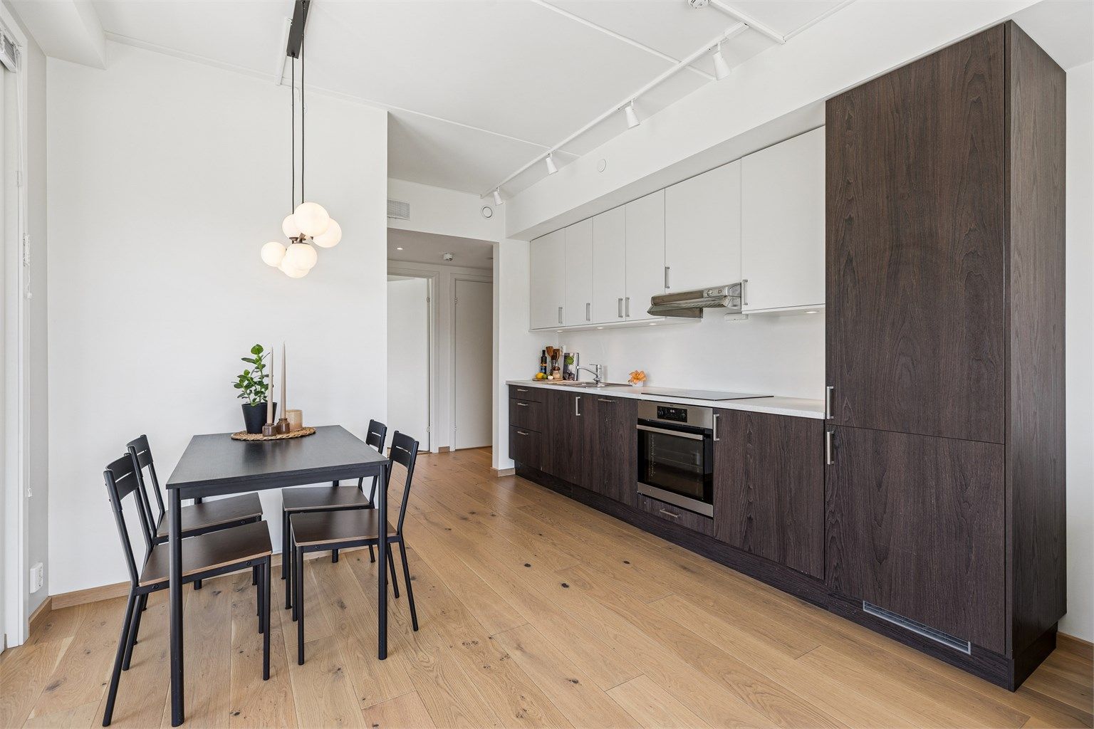 God plass til spisebord i praktisk tilknytning til kjøkkenet.