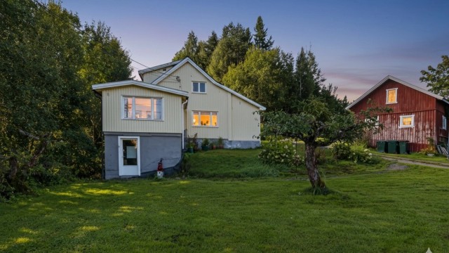 Hyggelig småbruk på ca. 9.6 mål tomt.