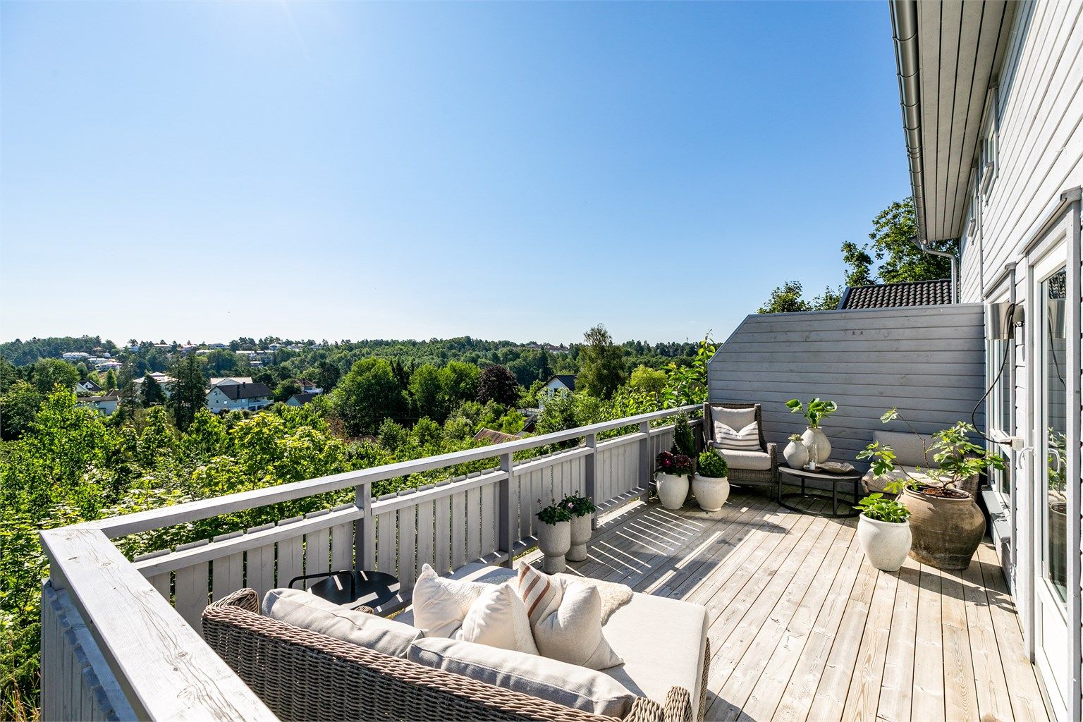 Utsikten er vidstrakt og solforholdene meget gode, dagen gjennom.