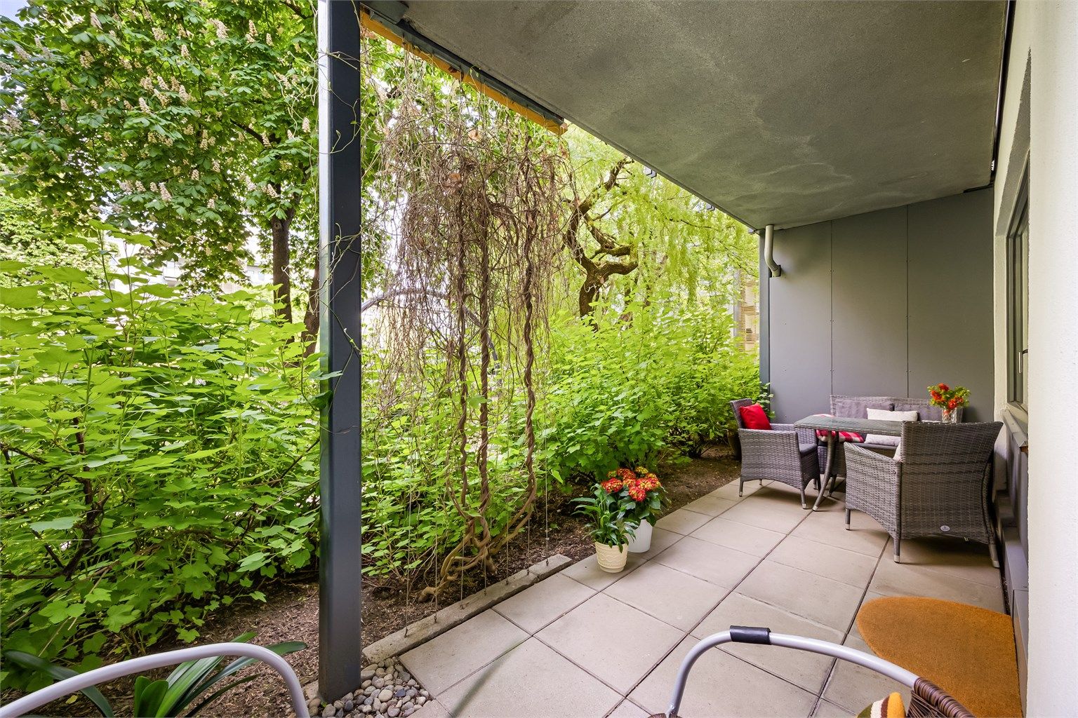 Markterrassen ligger skjermet og fint til med morgensol.