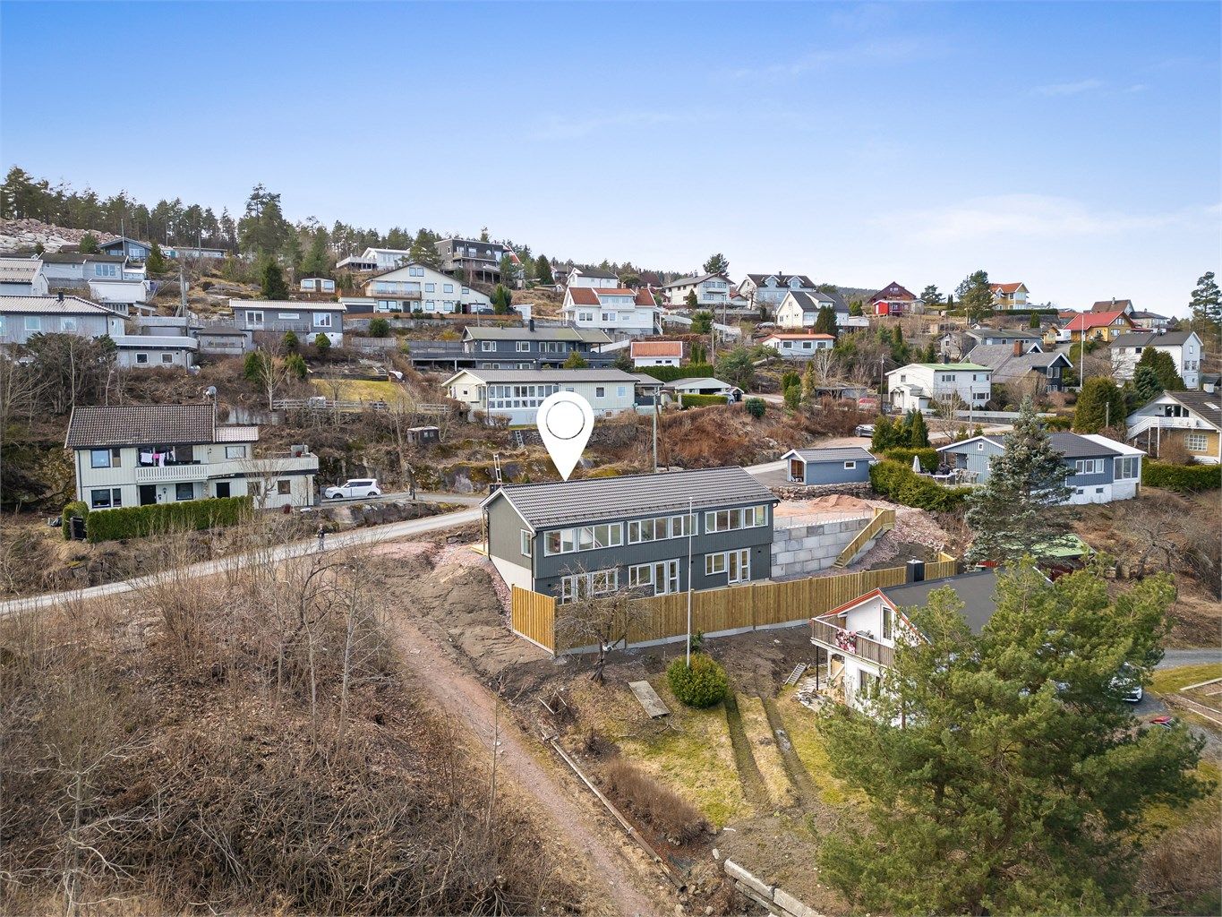 Kort vei til barneskole, barnehage og flotte turområder fra eiendommen.