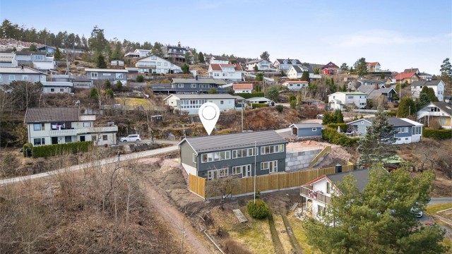 Kort vei til barneskole, barnehage og flotte turområder fra eiendommen.