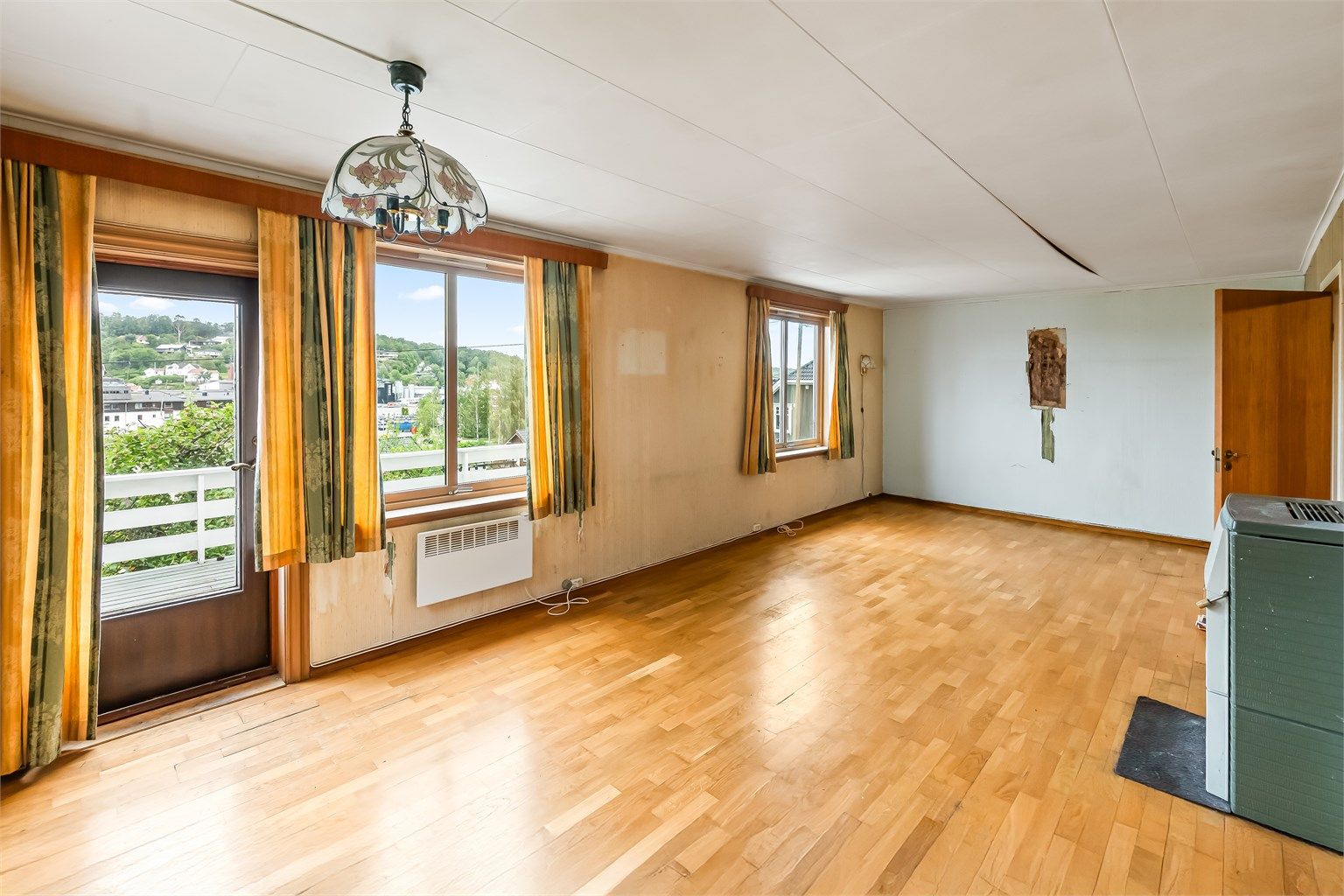  Innvendige overflater er av eldre dato og består for det meste av tapet og malte flater på vegger. Gulvene har blant annet parkett og laminat. 