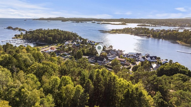 Kun ca. 200 meter fra boligen ligger populære Tangen badestrand med flott sandstrand, svaberg og herlige bademuligheter gjennom hele sommeren. Her kan dagen starte med et forfriskende saltvannsbad og avsluttes med kveldssol ved bassengkanten.