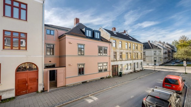 Velkommen til Båhus gate 7A - og denne flotte selveierleiligheten beliggende i et veletablert og sentralt område på Møllenberg!