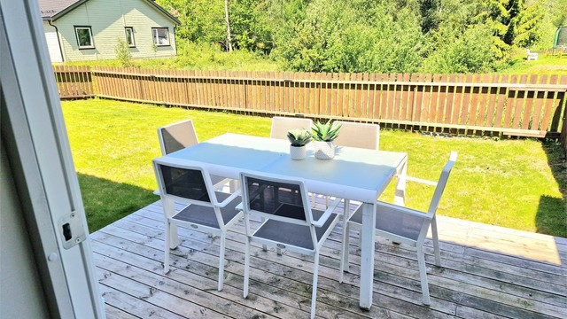 Hagen er opparbeidet med plen og gjerde. Det er fri utsikt foran plenen.