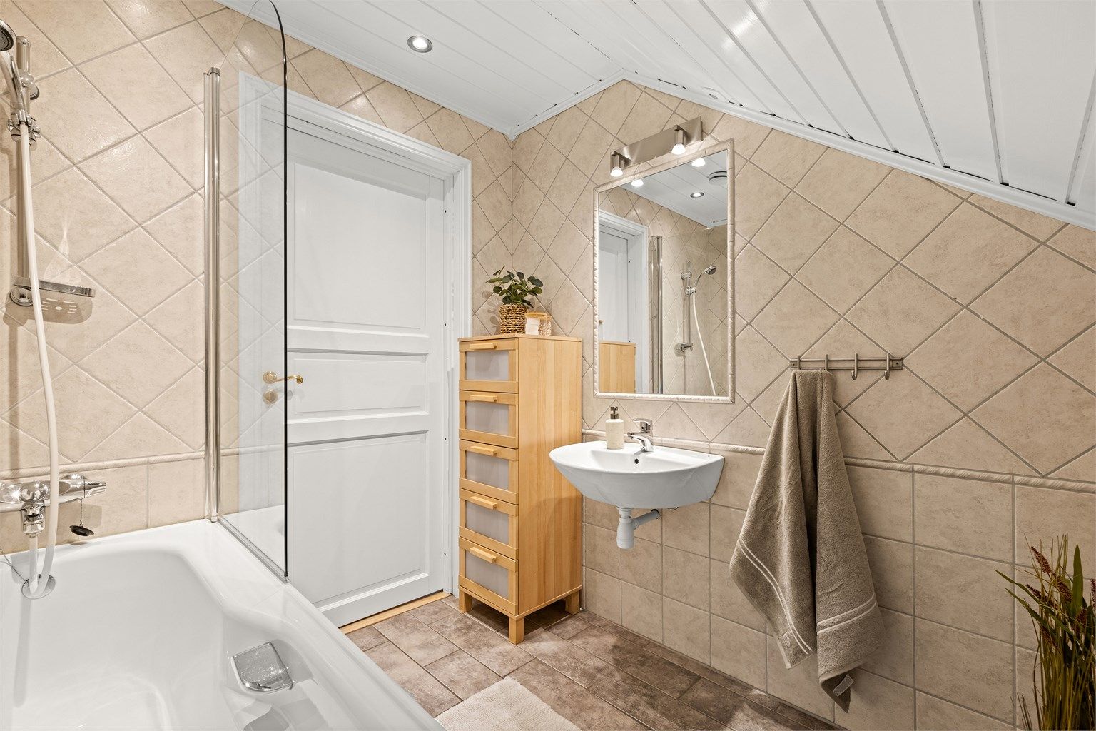 Bad/wc i 2 etg med varmekabler i gulvet og badekar for avslappende bad, eller et herlig sted for bading av småtasser