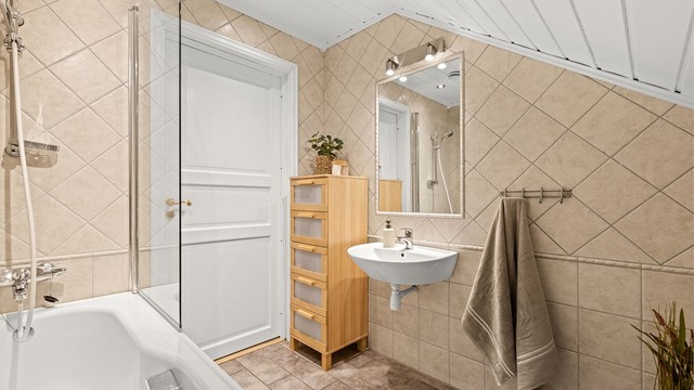 Bad/wc i 2 etg med varmekabler i gulvet og badekar for avslappende bad, eller et herlig sted for bading av småtasser