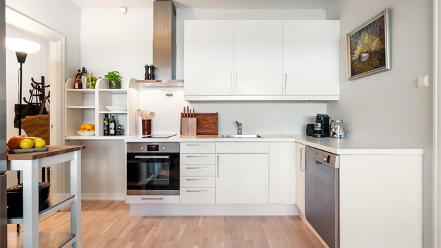 Kjøkkenet er utstyrt med integrert stekeovn, platetopp og oppvaskmaskin.