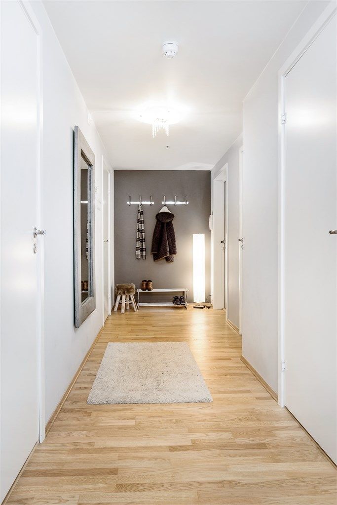 Innbydende gang med god plass til å henge fra seg yttertøy.