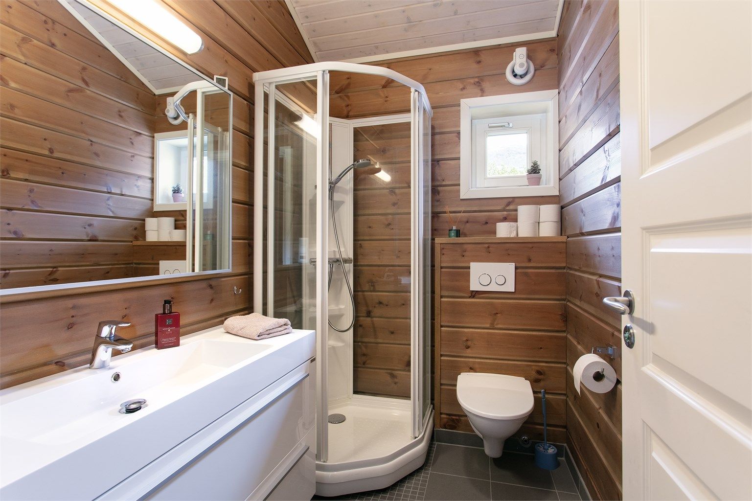 Badet i første etasje har innredning fra Vikingbad, dusjkabinett og varmekabler i gulvet.