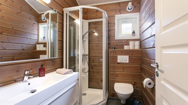 Badet i første etasje har innredning fra Vikingbad, dusjkabinett og varmekabler i gulvet.