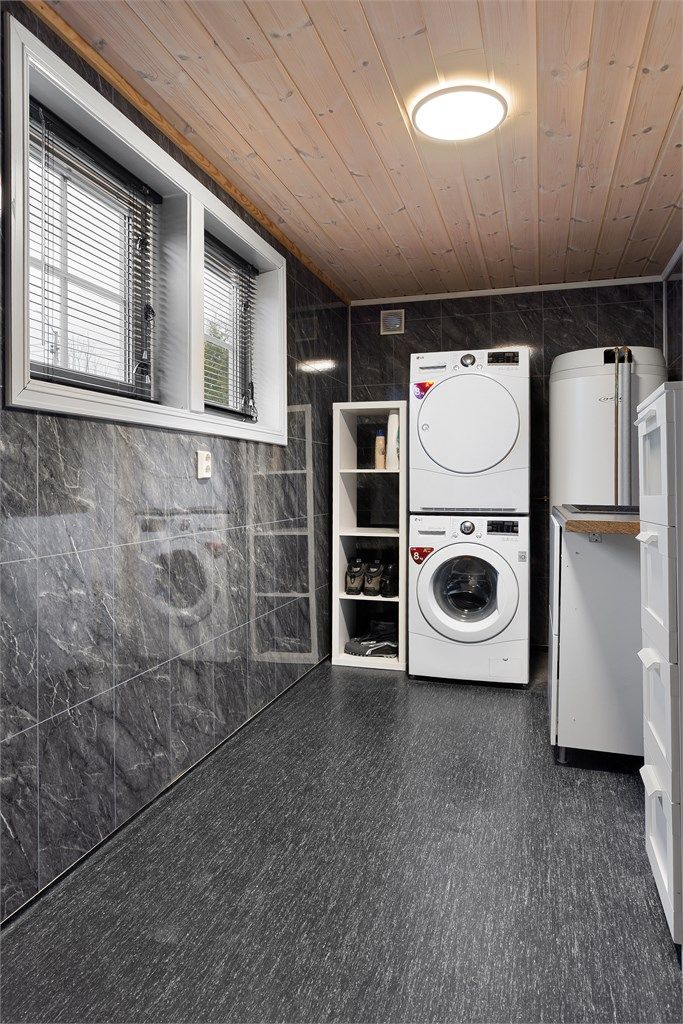 Vaskerom med gulv belegg og gulvvarme. Vegger med baderomspanel. Innredet med enkel servantinnredning. Opplegg for vaskemaskin.