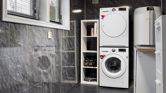 Vaskerom med gulv belegg og gulvvarme. Vegger med baderomspanel. Innredet med enkel servantinnredning. Opplegg for vaskemaskin.