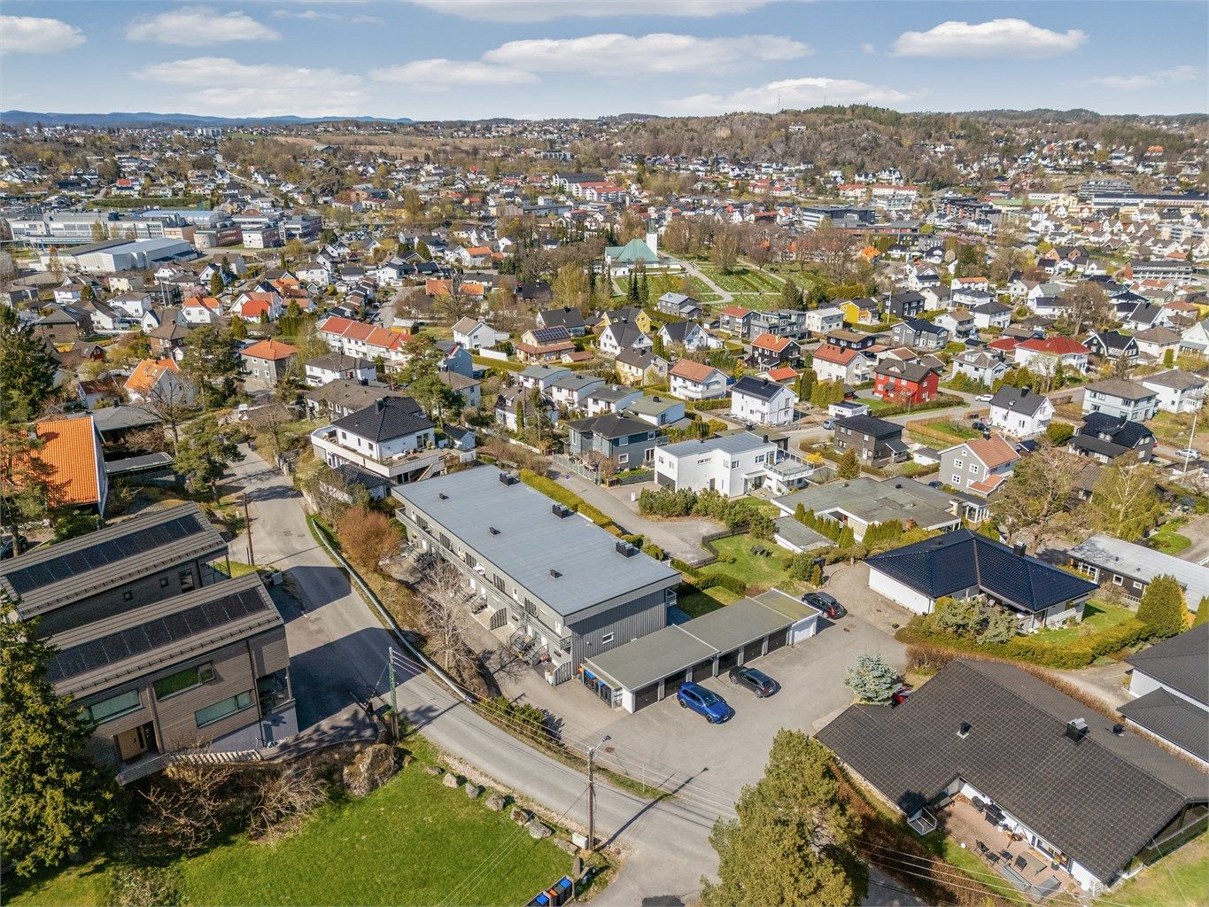 Området Hauan er familievennlig med barnehager og skoler i nær avstand, og et trygt nabolag.