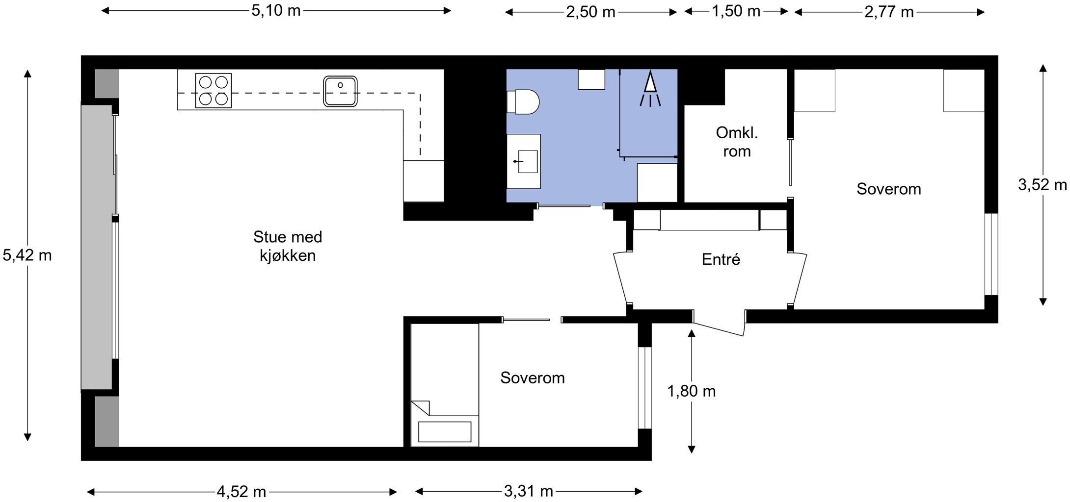 Leiligheten har en effektiv planløsning med to soverom, åpen stue- og kjøkkenløsning, og et praktisk omkledningsrom i tilknytning til hovedsoverommet