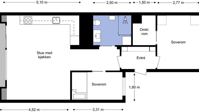 Leiligheten har en effektiv planløsning med to soverom, åpen stue- og kjøkkenløsning, og et praktisk omkledningsrom i tilknytning til hovedsoverommet