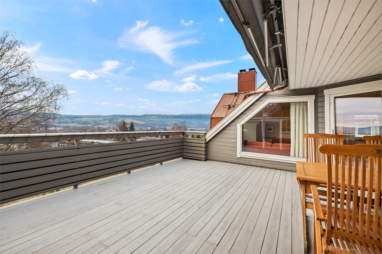 Eiendommen er beliggende i et attraktivt, stille og rolig boligområde nær Lierbyen. Foto: Haiman Askari/Knipzet AS