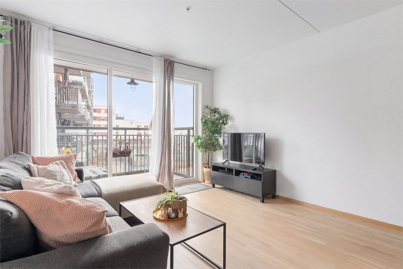 Fra stuen er det direkte utgang til sydvendt balkong.