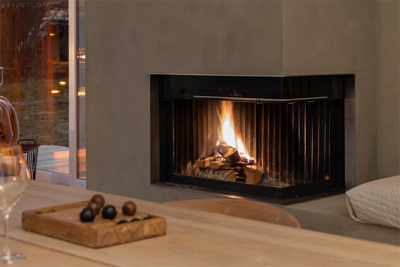 Moderne, integrert peis i stuen/spisestuen.