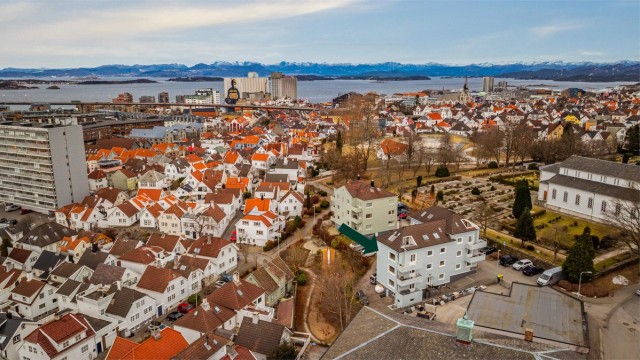 Eiendommen ligger mot et Kyviksmarka som byr på fine grøntområder med lekeplass og grøntområde, samt med små gater og trehusbebyggelse i nabolaget.