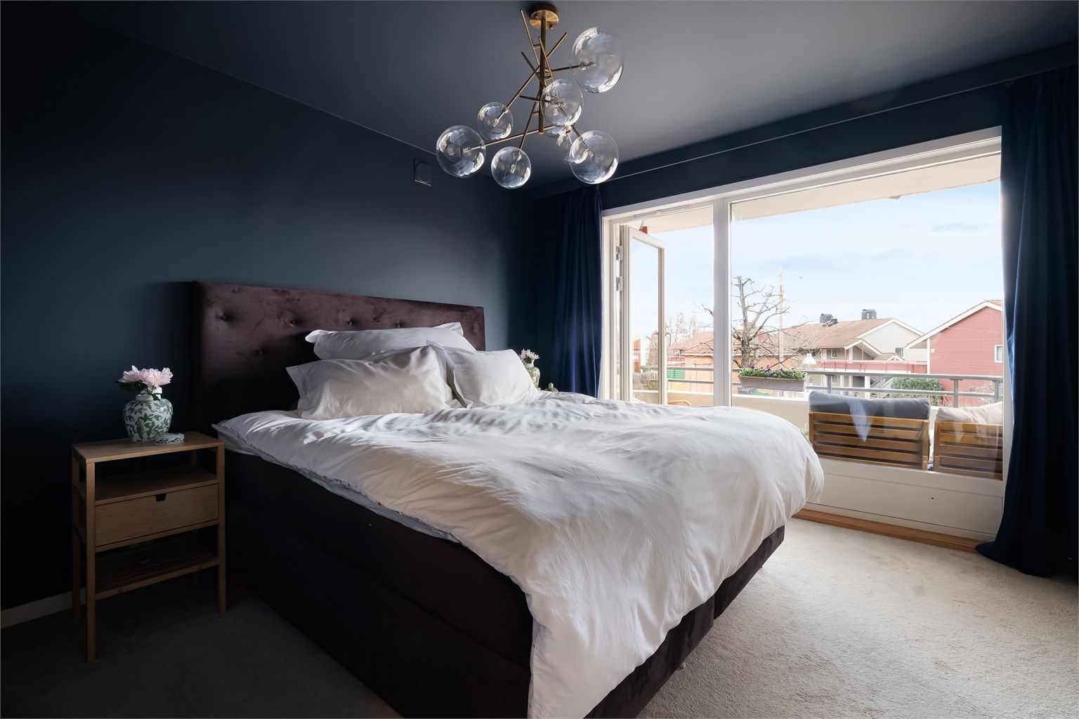 Hovedsoverommet er av den generøse størrelsen med god plass til dobbeltseng og nattbord på hver sin side.