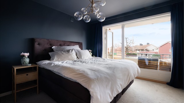 Hovedsoverommet er av den generøse størrelsen med god plass til dobbeltseng og nattbord på hver sin side.