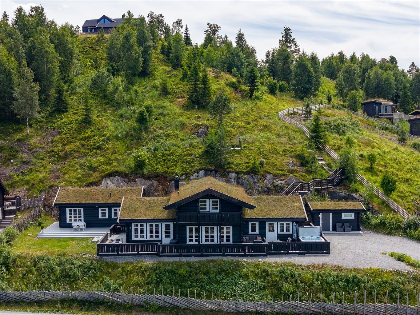 Eiendommen består av romslig hovedhytte, fullt utstyrt anneks og frittstående isolert bod. (Foto: Skildre v/Bjørnar Fjeldberg)