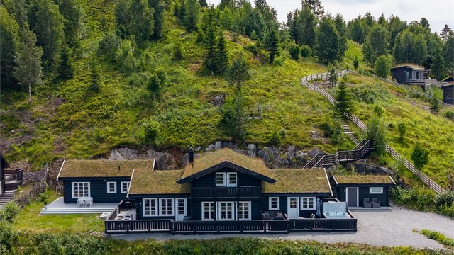 Eiendommen består av romslig hovedhytte, fullt utstyrt anneks og frittstående isolert bod. (Foto: Skildre v/Bjørnar Fjeldberg)