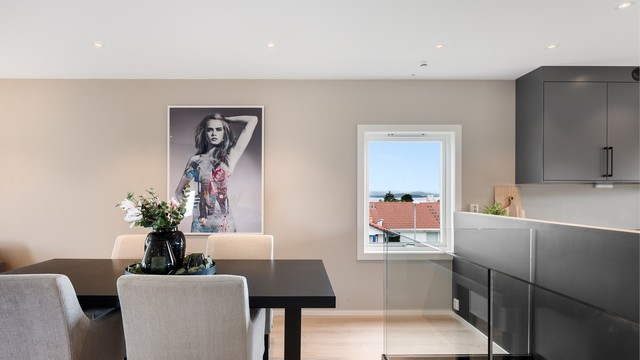 Det er satt glassvegg ved trapp, noe som gir et stilrent og moderne uttrykk.