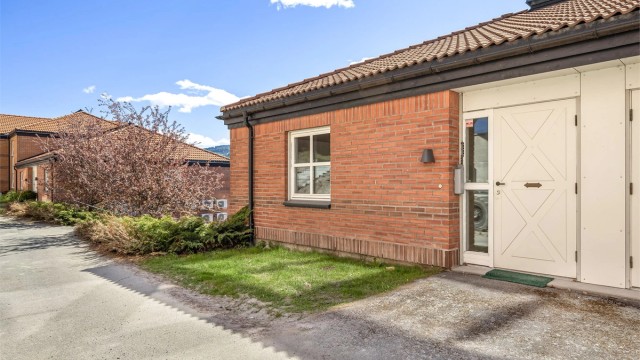 Eget utvendig inngangsparti til leiligheten med trappefri adkomst, på bakkeplan.