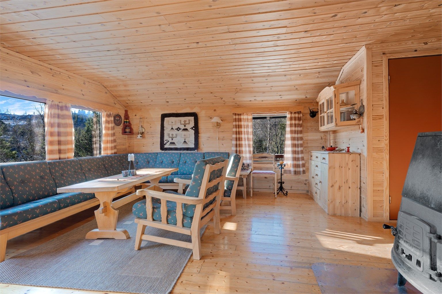 Åpen og romslig stue med sentrert peis 