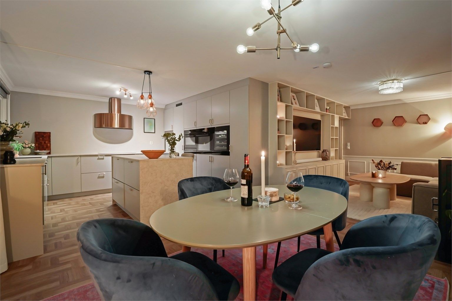 Leiligheten ble betydelig oppgradert i 2022 med blant annet nytt baderom og kjøkken