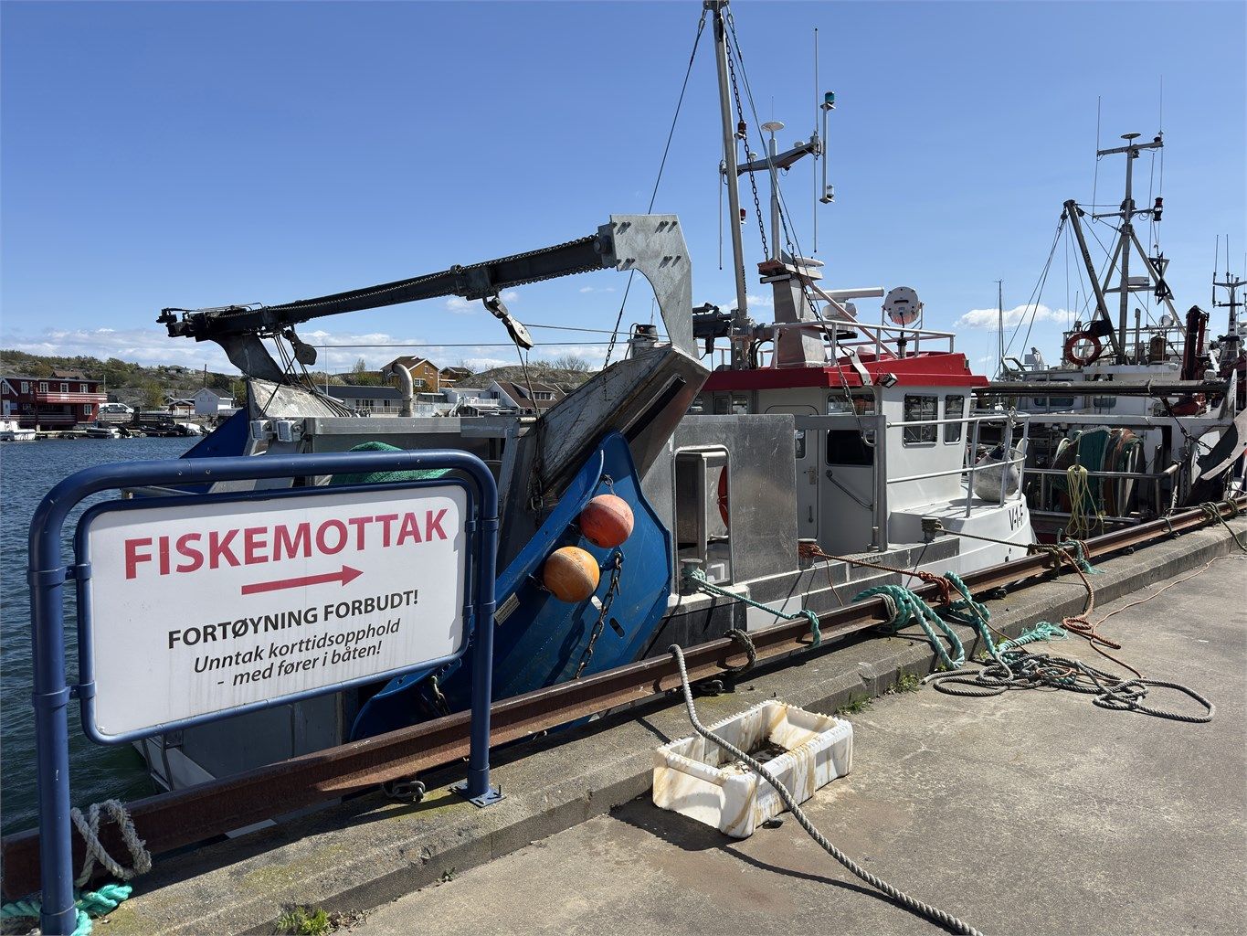 Det er hyppige bussforbindelser til Sandøsund på Hvasser som både kan friste med "Den Blå Brygge", restauranten "Hvasser Gjestehus", Solsiden, isbaren og dagligvareforretningen "Joker".