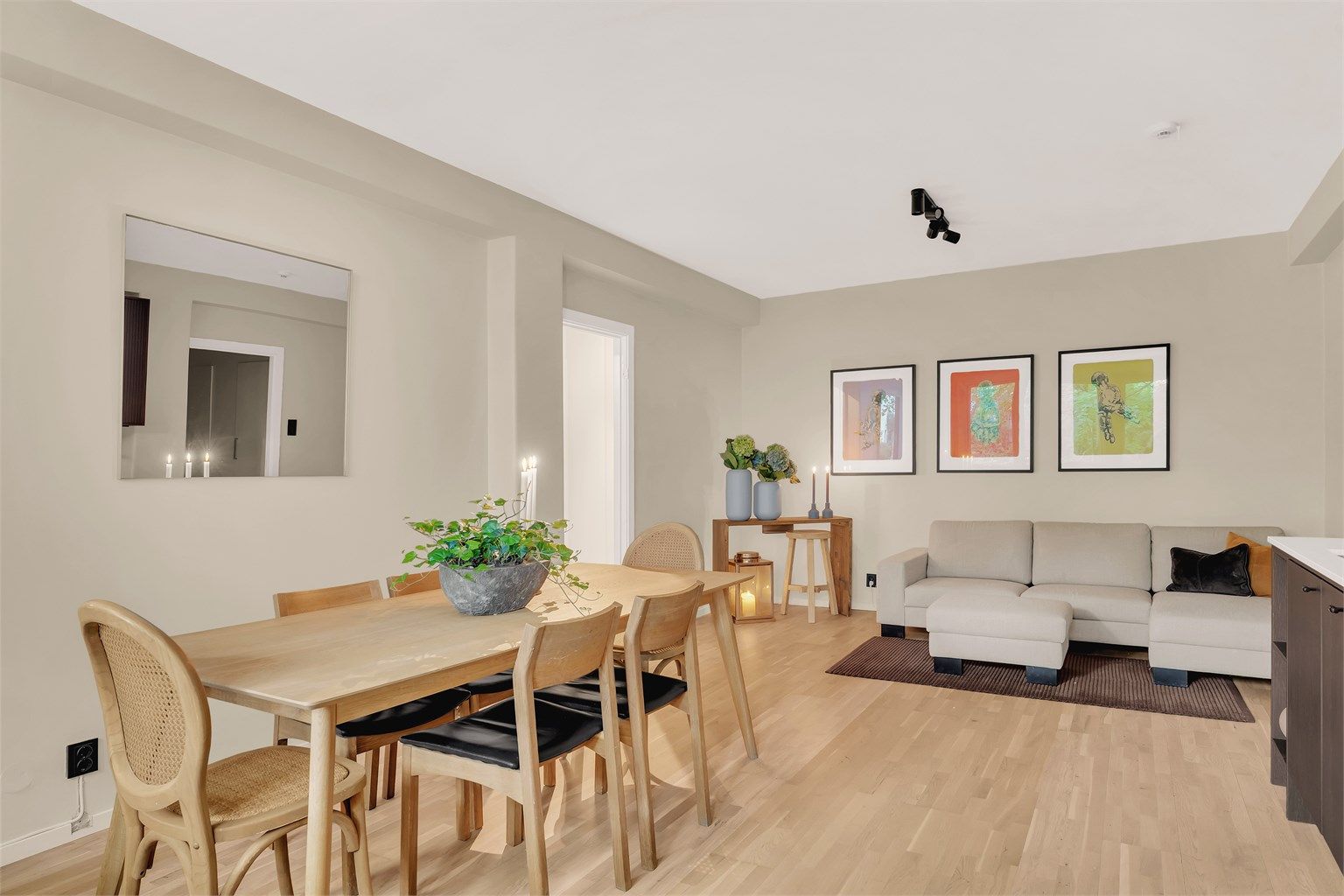 Leiligheten holder en meget god standard og har to store og separate soverom, en stue med åpen kjøkkenløsning, samt plass til både sofagruppe og stort spisebord.