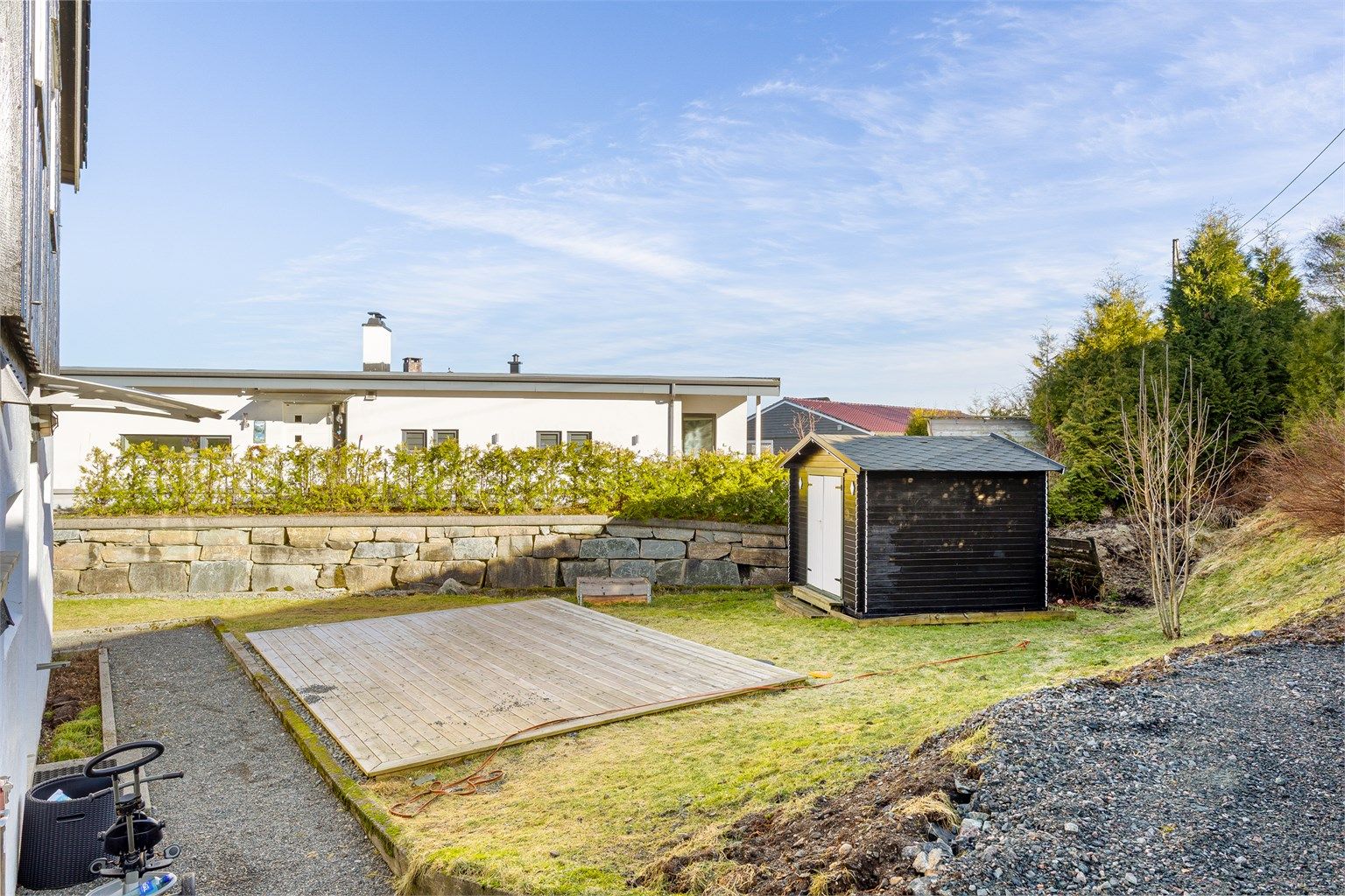 Treplatting som benyttes av leiligheten i underetasjen.